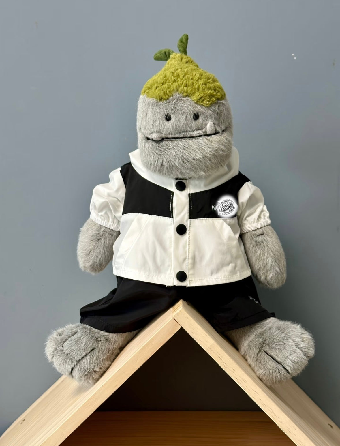 Rockleton wearing monochrome black and white club set